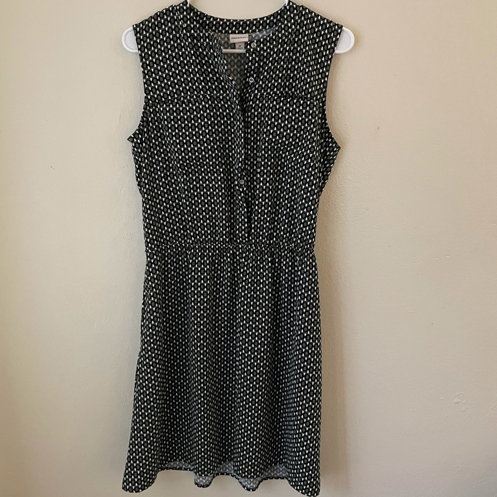 Grn/blk/wht pattern, cinched waist, sleeveless.